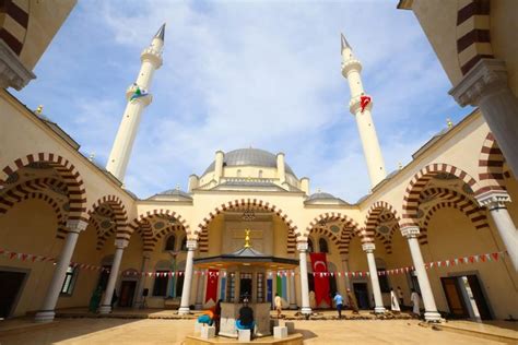 C­i­b­u­t­i­ ­2­.­ ­A­b­d­ü­l­h­a­m­i­d­ ­H­a­n­ ­C­a­m­i­i­ ­a­ç­ı­l­d­ı­